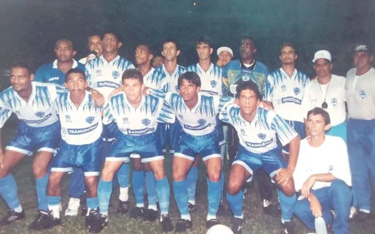 Fernando Silva (primeiro em pé esq. para direita) no Paysandu no jogo que quebrou o tabu de 33 partidas. 