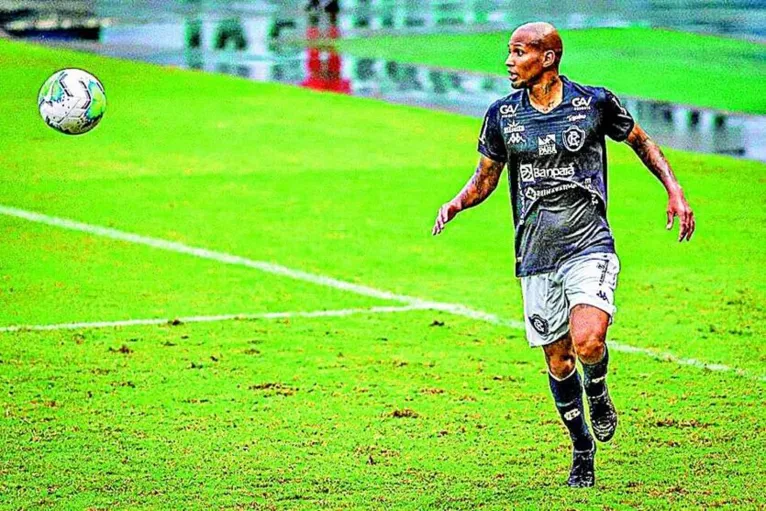Wellington Silva tem a chance de se destacar no clássico.