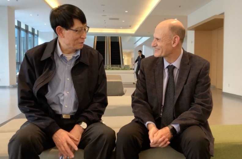 O cientista chinês Ji Weizhi, e o espanhol Juan Carlos Izpisua