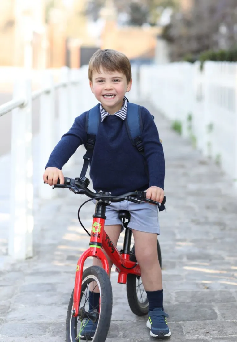 A foto de Louis em sua bicicleta foi tirada pela duquesa de Cambridge para comemorar seu terceiro aniversário
