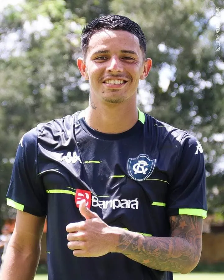 A opção pelo zagueiro Kevem para a defesa remista foi bem avaliada pela torcida, não somente pela postura madura do jogador no compromisso passado da equipe, contra o Castanhal, mas também pela baixa produtividade das opções imediatas para a posição - no caso, os zagueiros Fredson e Mimica.