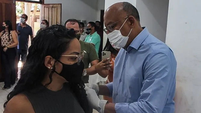 Marinaldo Ferreira, Secretário Municipal de Saúde, participou da campanha de vacinação.