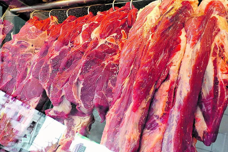 Carne exposta em um estabelecimento comercial