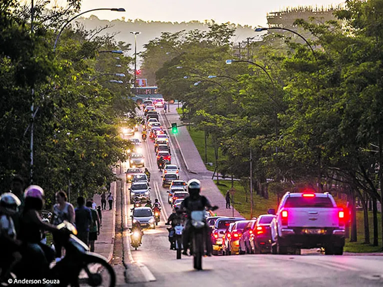 Hoje, a cidade possui 213 mil habitantes e também vive do comércio e do agronegócio

