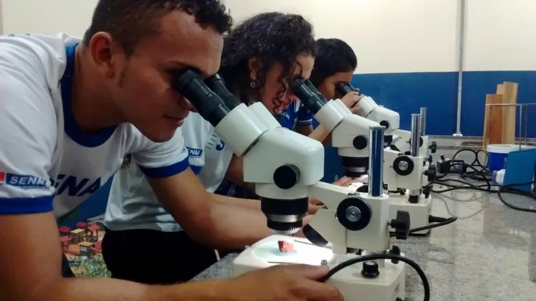 Alunos do SENAI em aula prática no laboratório, antes da pandemia da Covid-19