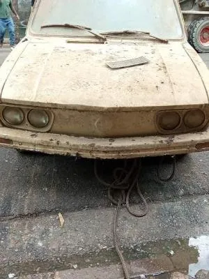 Um trator puxou a Brasília até a rua.
