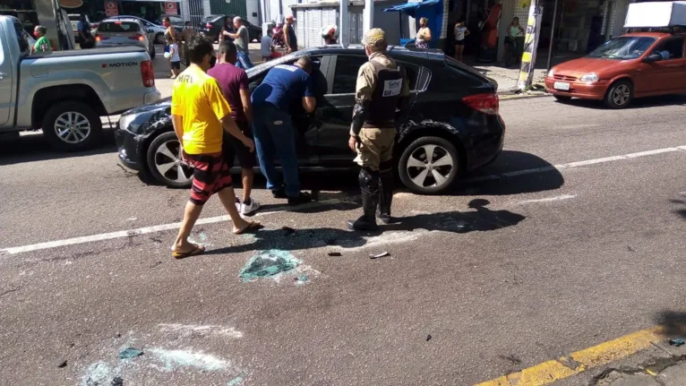 Carro capota e interdita parcialmente o trânsito em Belém 