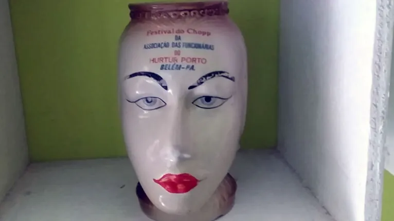 A caneca que traz o rosto da "Pequena Notável" representa muito bem a descrição e beira a perfeição