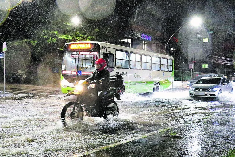 Chuva castiga Belém na madrugada e volta a alagar bairros
