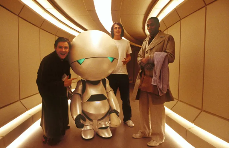 Martin Freeman, Warwick Davis, Yasiin Bey, Garth Jennings no filme O Guia do Mochileiro das Galáxias.