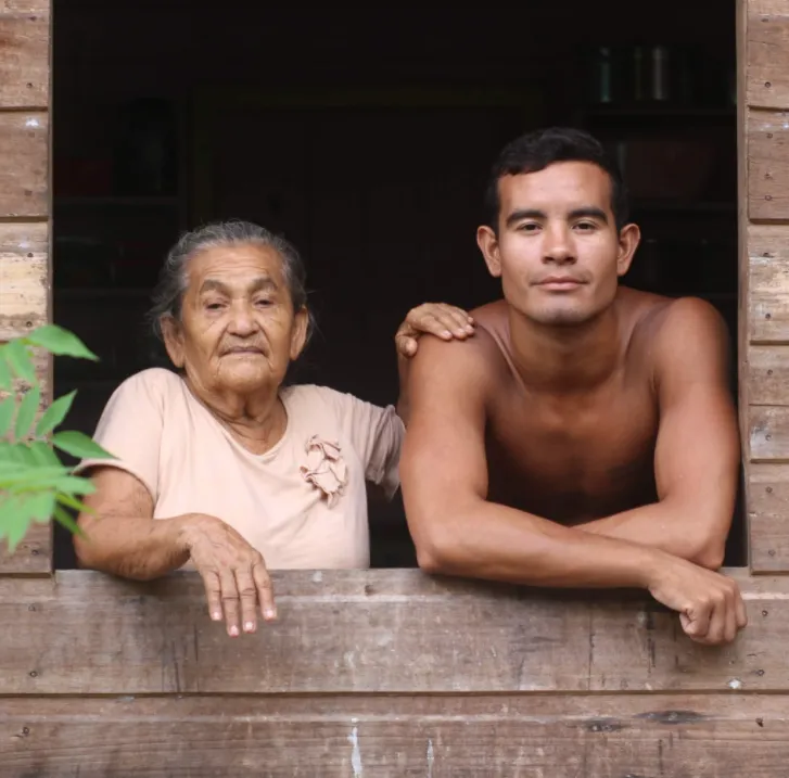 Ian e sua vó, no Distrito de São Miguel do Pracuúba, Marajó.