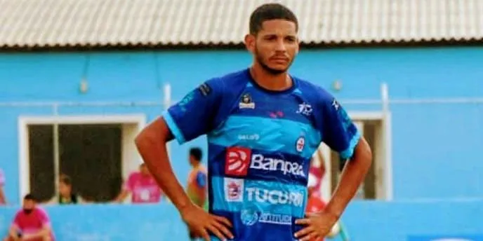 Destaque do Parazão, vestindo a camisa do Galo Elétrico, atacante Danrlei está sendo observado pelo Remo.