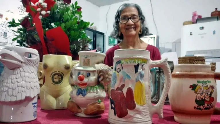 Dona Emília Silva exibe orgulhosa sua coleção que conta com cerca de 50 itens 