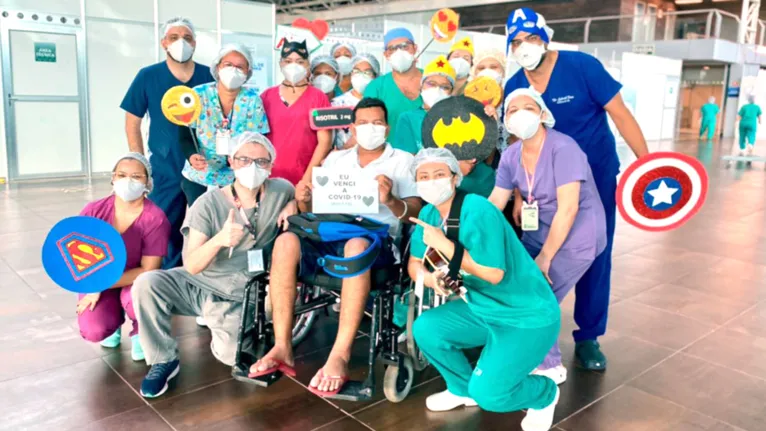 Carlos Adriano com a equipe do Hospital de Campanha do Hangar.