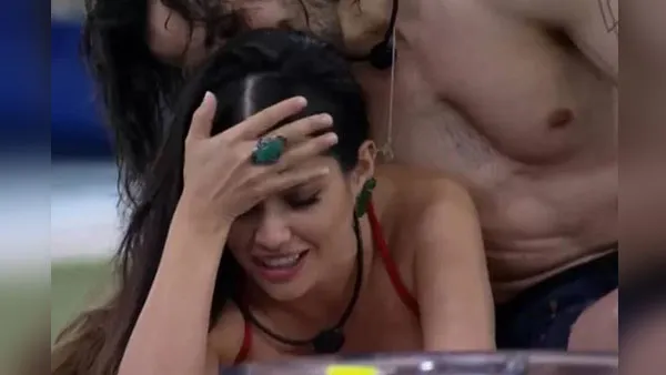Nas últimas semanas, o cantor não só se aproximou da sister, como passou a flertar com a paraibana em várias oportunidades.