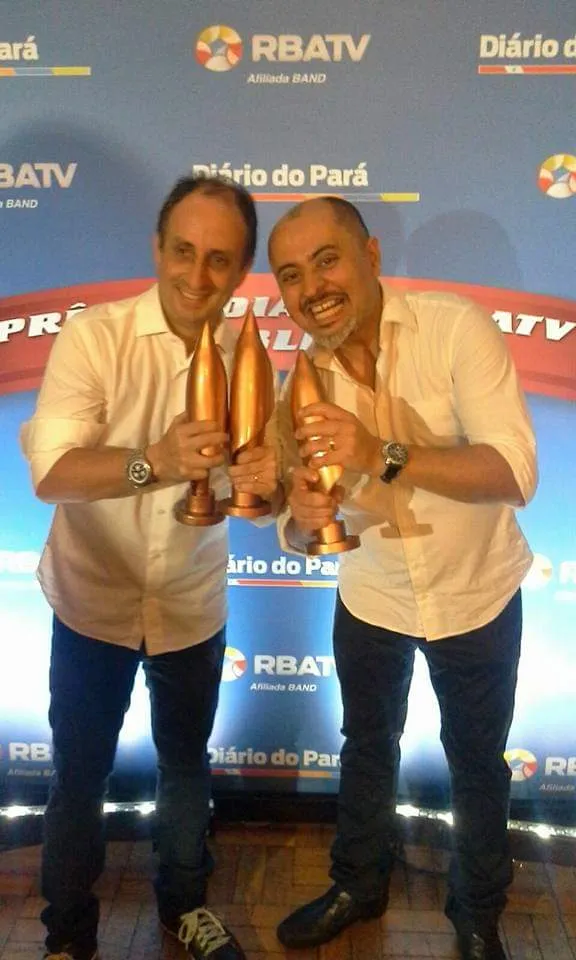 Os empresários Elizio Eluan Junior e Juan Diego em premiação do Grupo RBA.