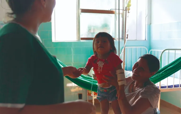 Atendimento pediátrico no Hospital Bom Pastor, em Guajará-Mirim (RO), principal referência em saúde para os indígenas da região.