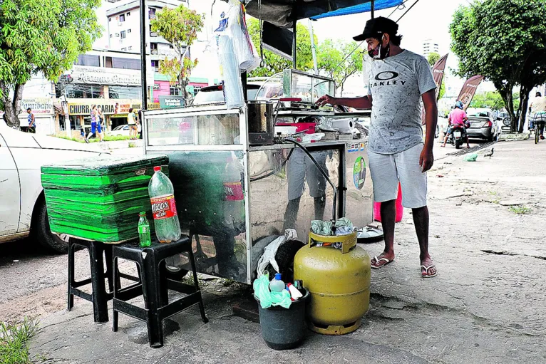 Vendedor de lanches Clayton Nascimento.