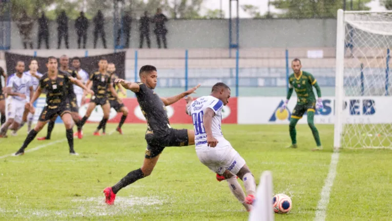 Paysandu e Castanhal jogaram com muita água e lama. Equipes não saíram do empate em 0 a 0.