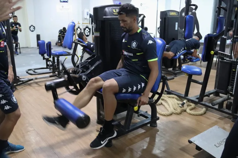 Lateral esquerdo Marlon realiza trabalho físico no NASP.