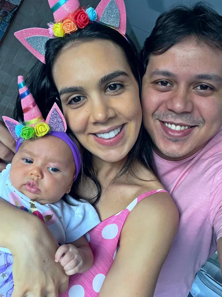 A farmacêutica Fernanda e o marido Melchior Sanches com a filha Eva.
