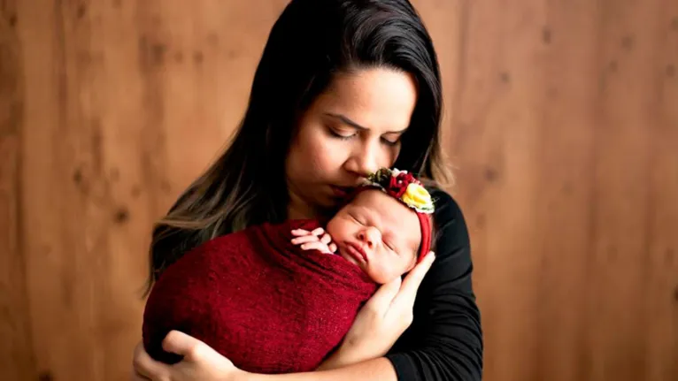 A estudante Ediany Batalha com a filha Liz, de 8 meses. 