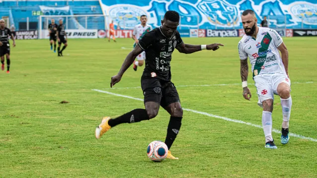 Atacante da Tuna Paulo Rangel ao lado da grande área cruzmaltina marcando o lateral do Papão Israel, refletindo o que foi a partida de ataque contra defesa.