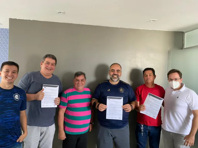 Advogado do Clube do Remo, Pietro Alves (primeiro à esquerda) esteve participando ativamente das negociações para a compra do CT do Leão.