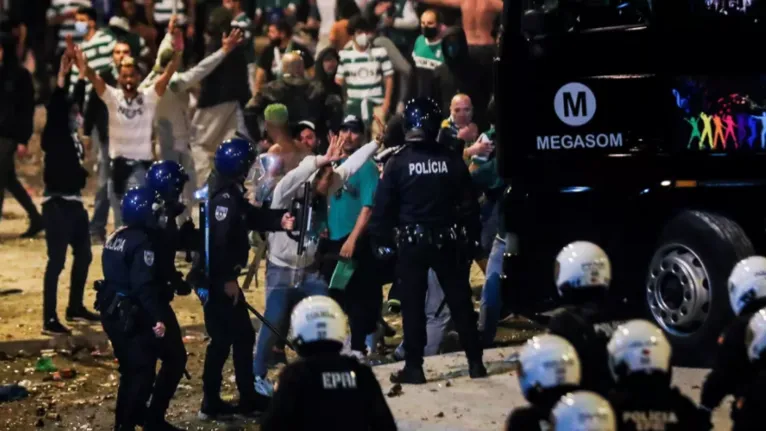 Após título, torcida promove aglomerações e confusão. Veja!