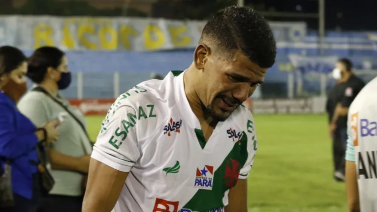Jogadores não contiveram a tristeza após a perda do título.