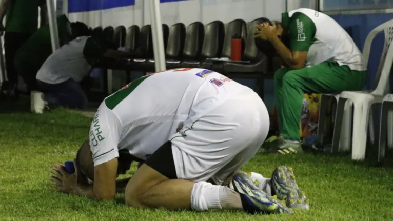 Momento em que Léo Rosa desperdiçou pênalti que levaria decisão às penalidades máximas.