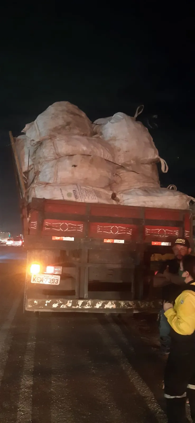 Carga estava um pouco virada, o que podia causar acidente.