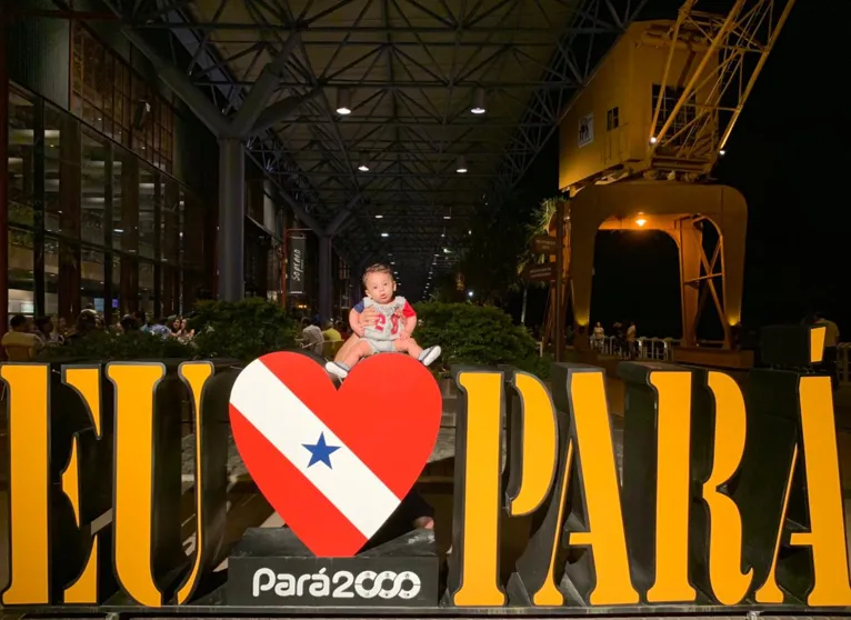 Cauã posando para a foto
