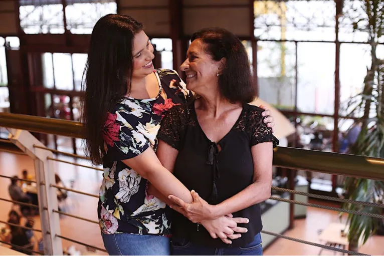 Ana Paula e sua mãe Fátima, em um momento de afeto