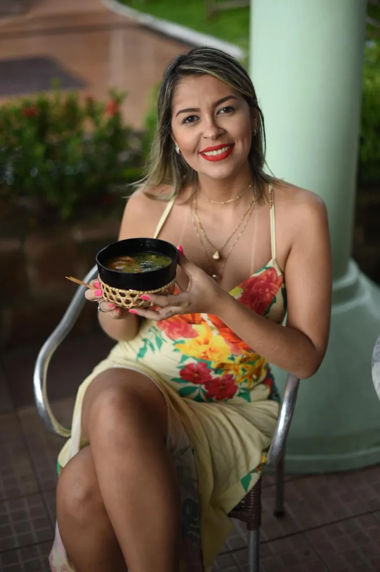 Bruna Dias aproveitando a gastronomia local.