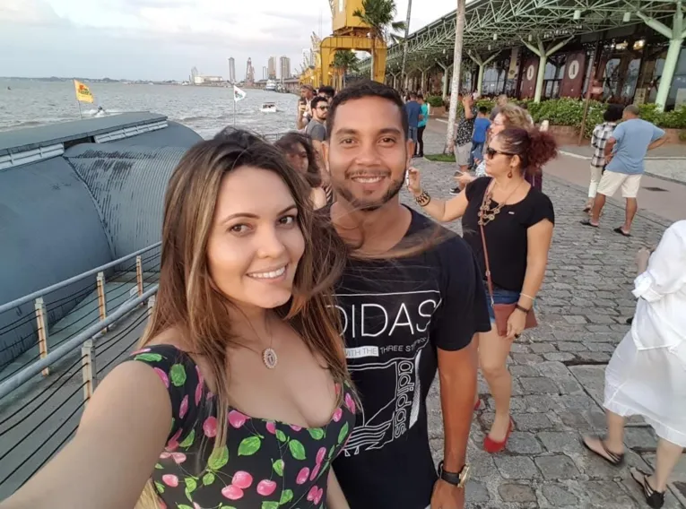 Thatyanne e o marido Endy, curtindo o pôr do sol