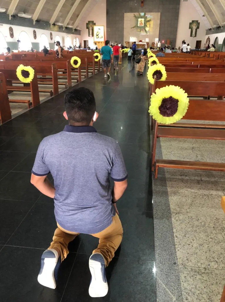 Robson melo pagando promessa na novena de Nossa Senhora do Perpétuo Socorro, no bairro do Telegrafo.