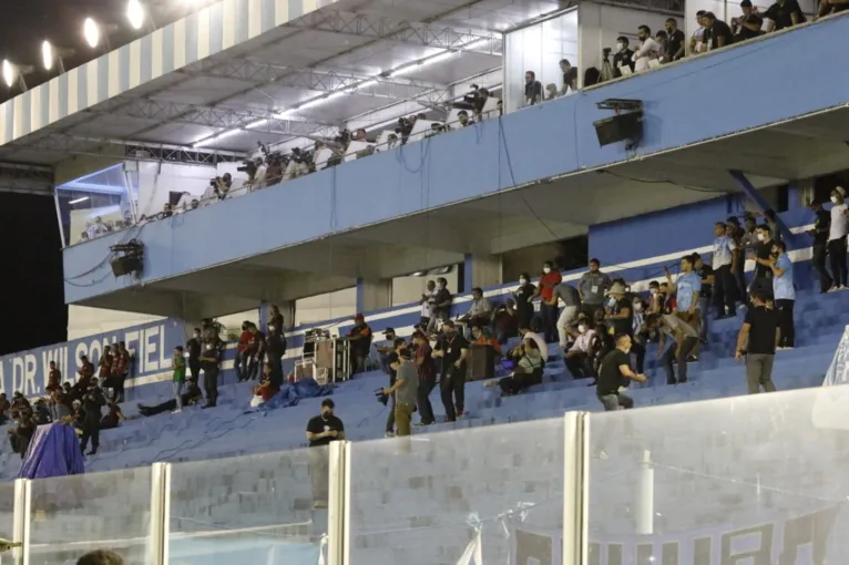 Muitas pessoas aglomeradas no estádio da Curuzu na noite deste domingo.