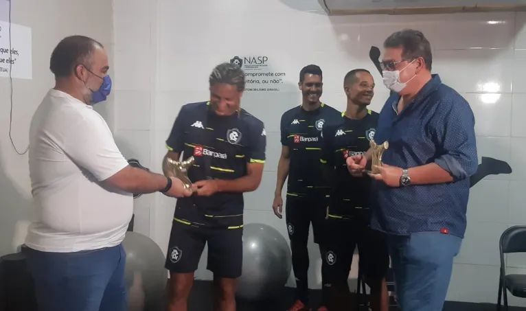 Gedoz recebe os troféus das mãos de Fábio Bentes e o vice presidente do clube, Tonhão. 