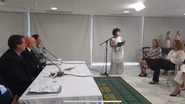 Imunologista Nise Yamaguchi, em pé