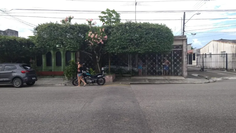 Segundo a família do bombeiro, a moto do militar foi deixada na avenida Tavares Bastos por um homem desconhecido