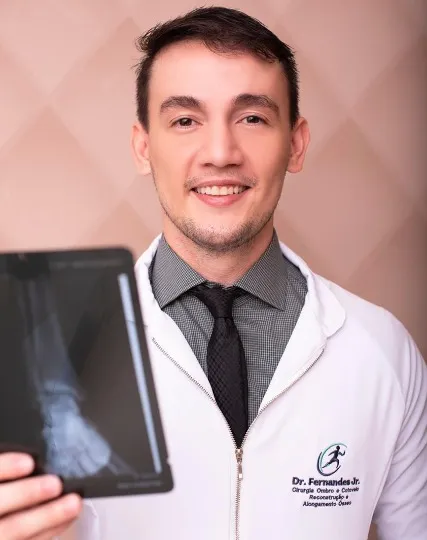 Ortopedista e traumatologista, Dr. Fernandes Jr