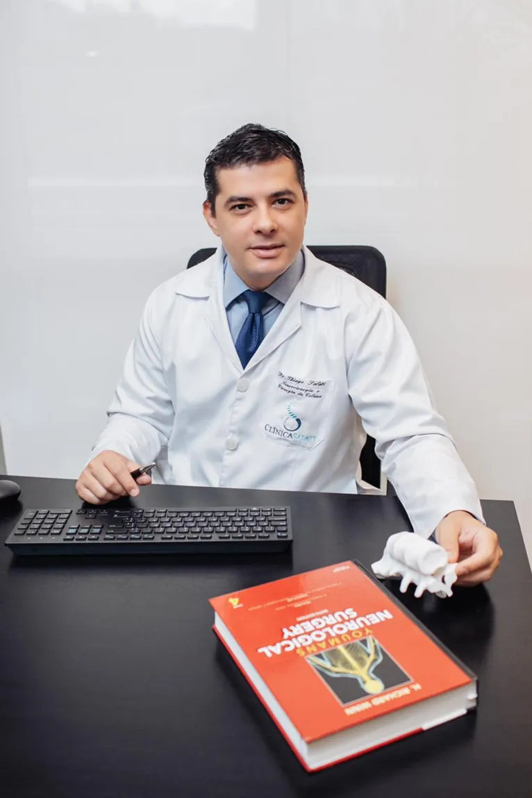 Neurocirurgião formado em Medicina pela Universidade Federal de São Paulo.