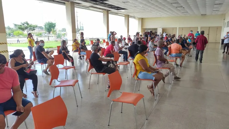 As filas nos postos de vacinação seguem de forma intensa