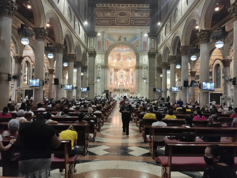 Dentro da Basílica, o limite de pessoas como medida de segurança