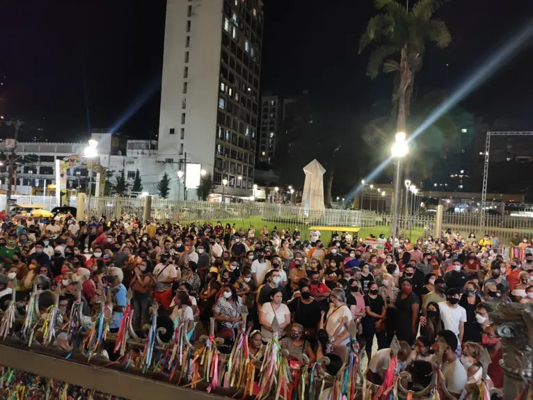 Movimentação do lado de fora da Basílica Santuárioi