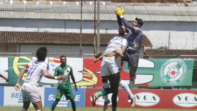 Gabriel Bubniack mostrando segurança em saída de bola no primeiro jogo da final contra o Paysandu