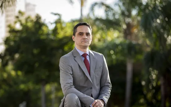 Hoje o advogado, Thiago Oliveira Lacerda, aos 41 anos 