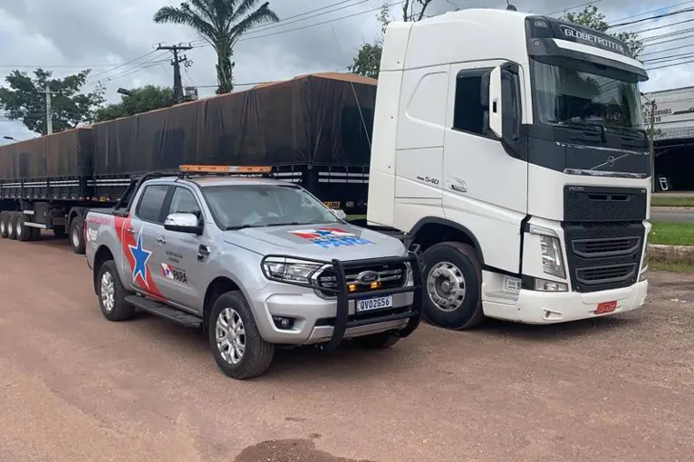 Um dos caminhões interceptados pela Sefa transportando a bebida irregular