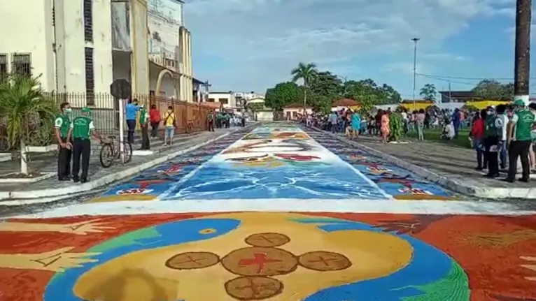 Este ano, apenas 70 metros do tradicional tapete foram confeccionados em frente à Igreja Matriz.